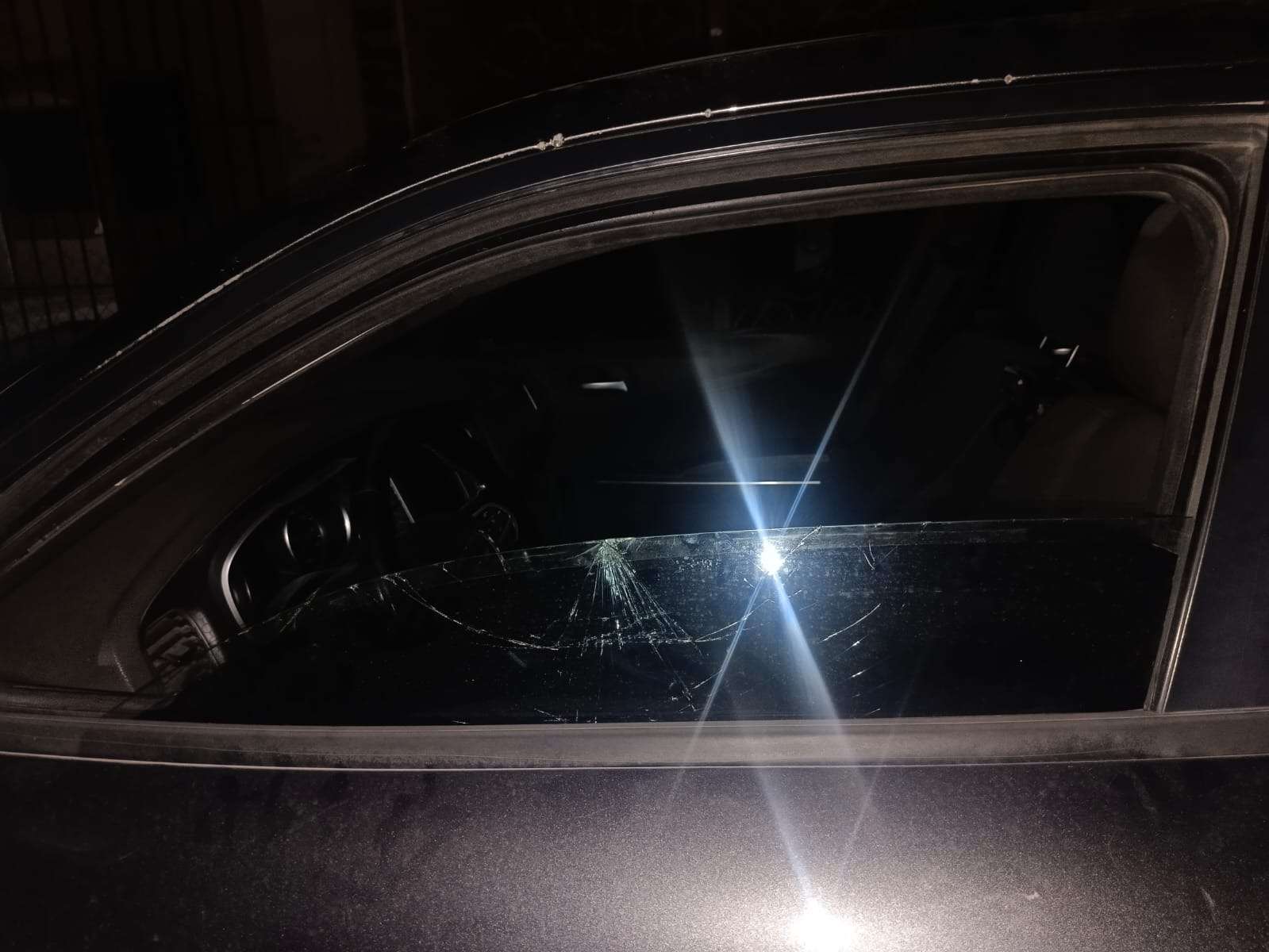 Causa dañis a un auto y lo detienen 