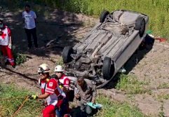 Vuelca conductora y termina dentro del canal Chuviscar