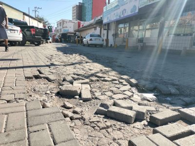 Acumula calle Doblado años de olvido y baches en pleno Centro