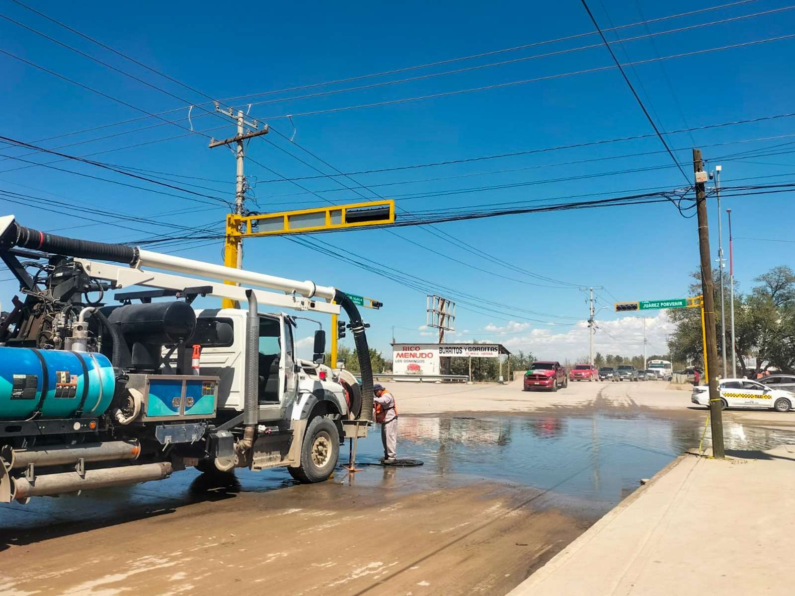 Realiza limpieza de drenaje sanitario en Juárez Porvenir