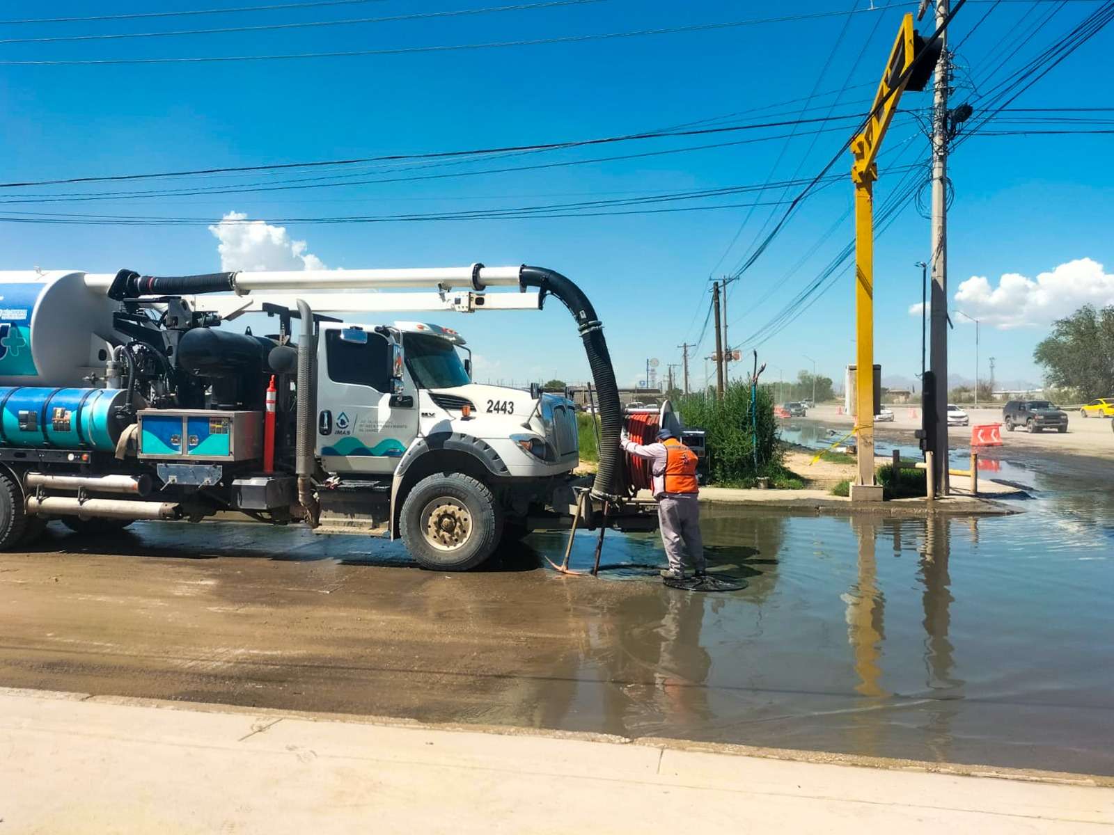 Realiza limpieza de drenaje sanitario en Juárez Porvenir