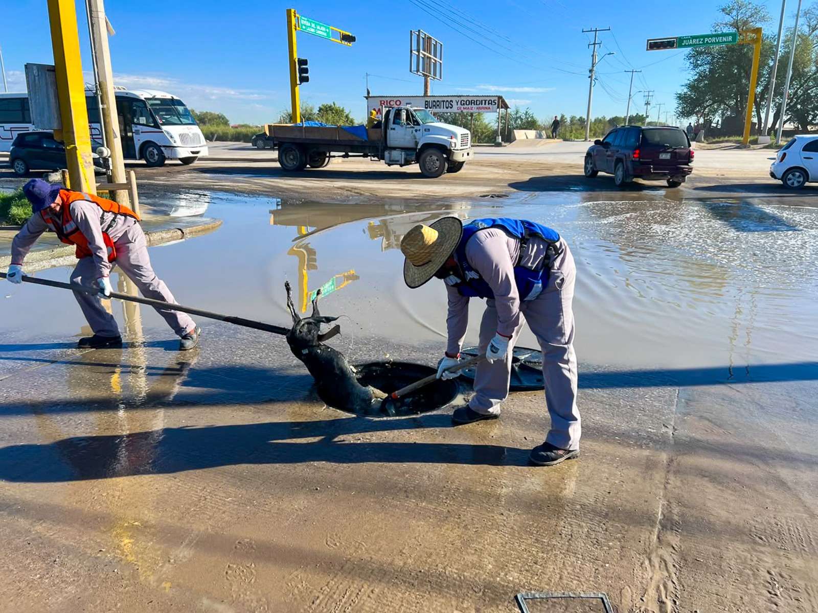 Realiza limpieza de drenaje sanitario en Juárez Porvenir