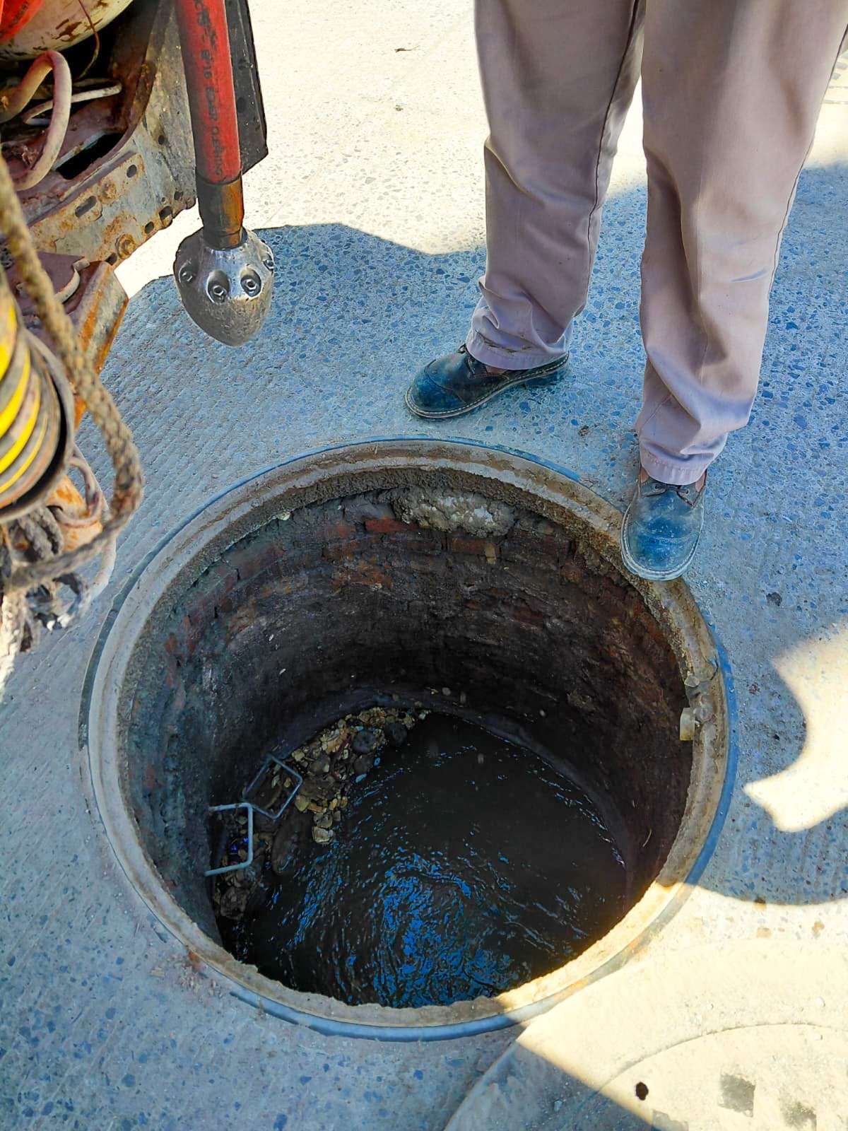 Realiza limpieza de drenaje sanitario en Juárez Porvenir