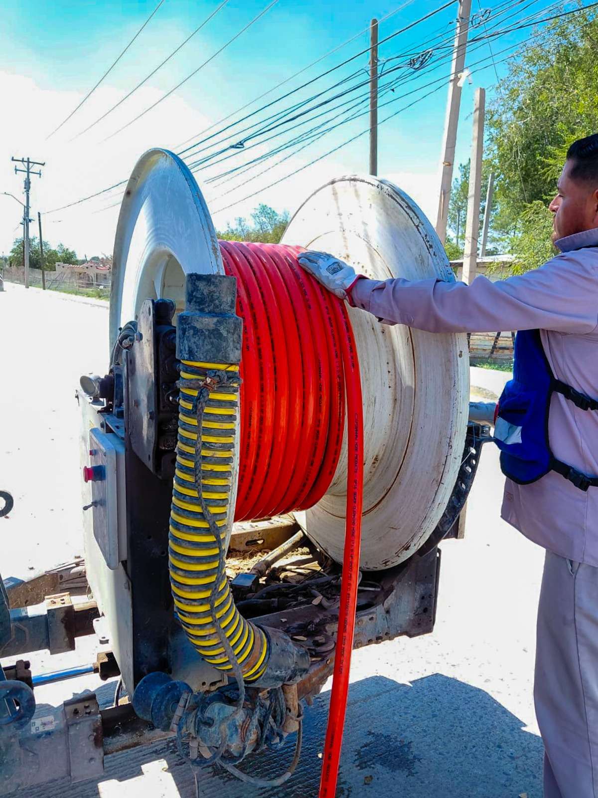 Realiza limpieza de drenaje sanitario en Juárez Porvenir