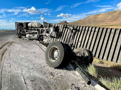 Vuelca tráiler cargado de azúcar en carretera Chihuahua-Delicias