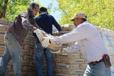 Entrega Coesvi materiales de construcción a 64 familias de Santa Isabel