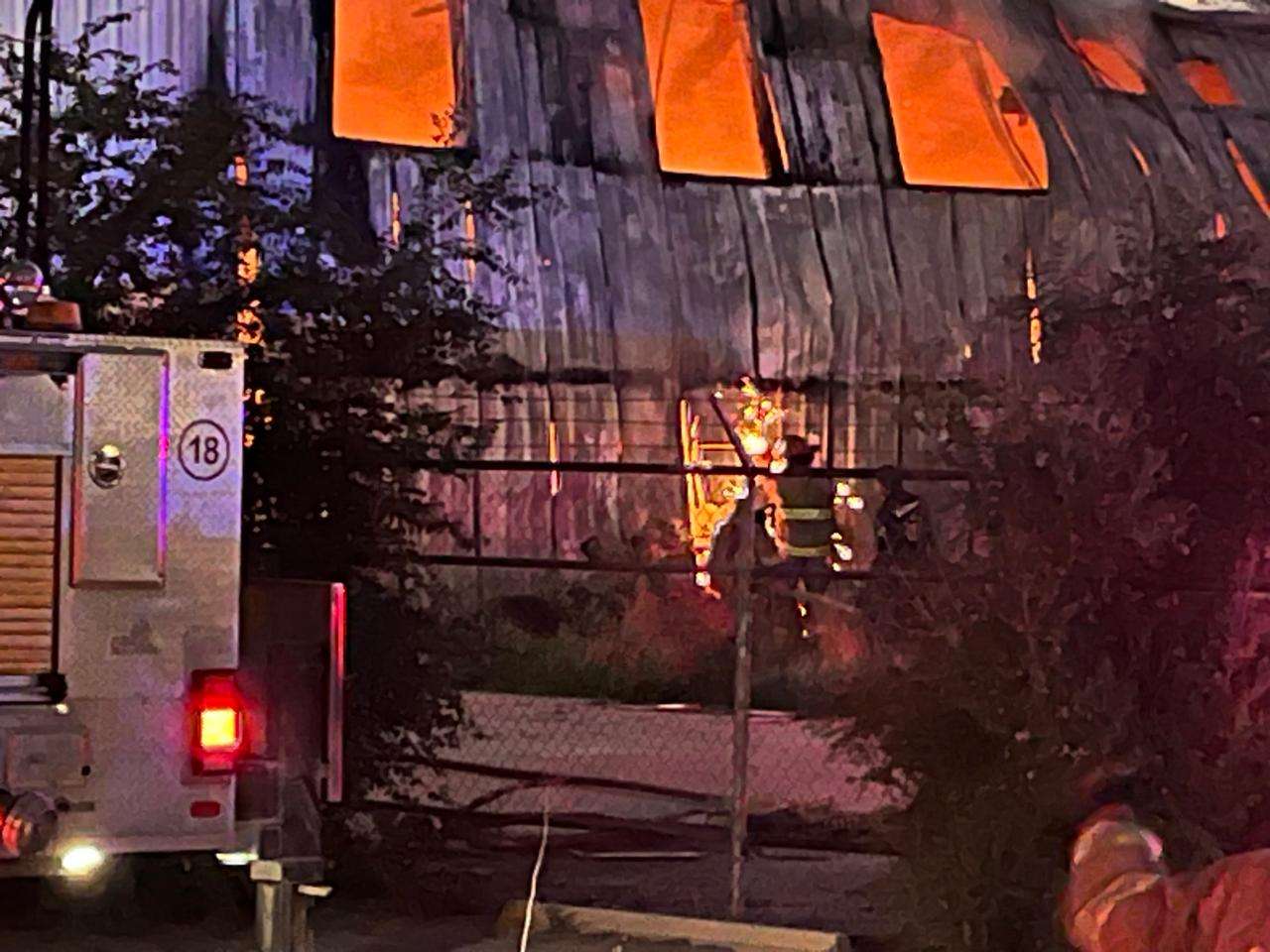 Controlan incendio en bodega abandonada sobre la Gómez Morín