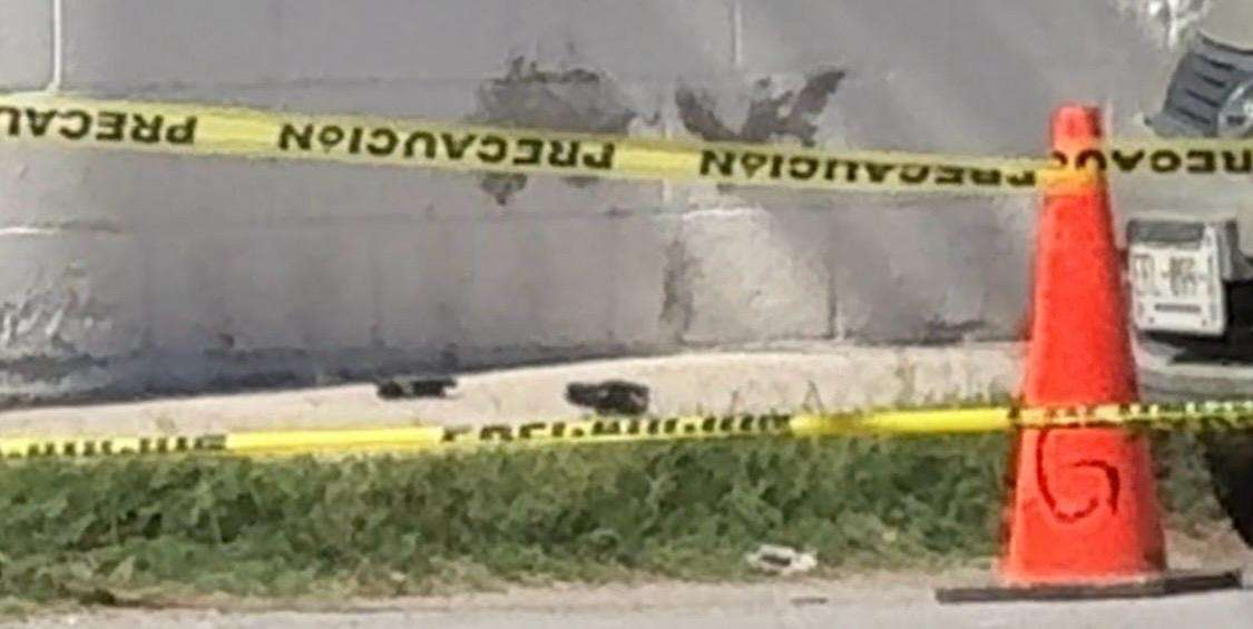 Desde anoche permanece granada en una banqueta de Juárez 