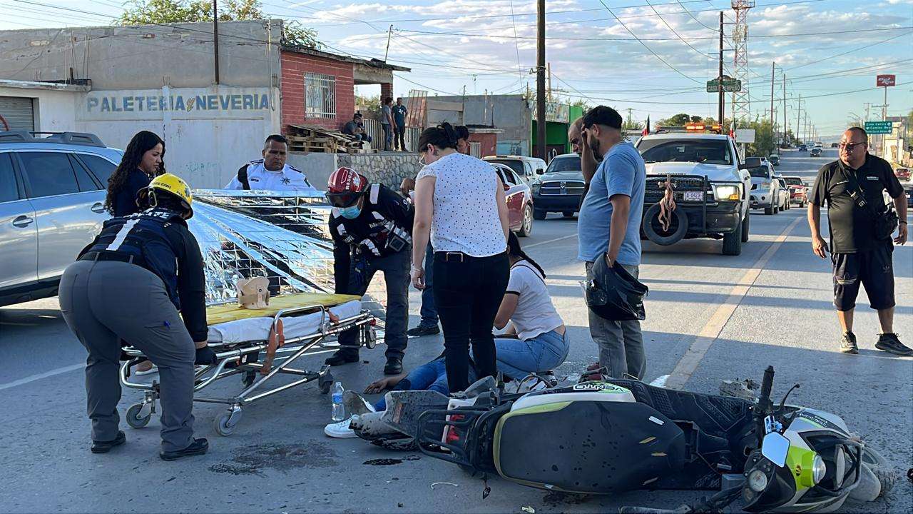 Resulta lesionada motociclista tras choque en la avenida De los Aztecas