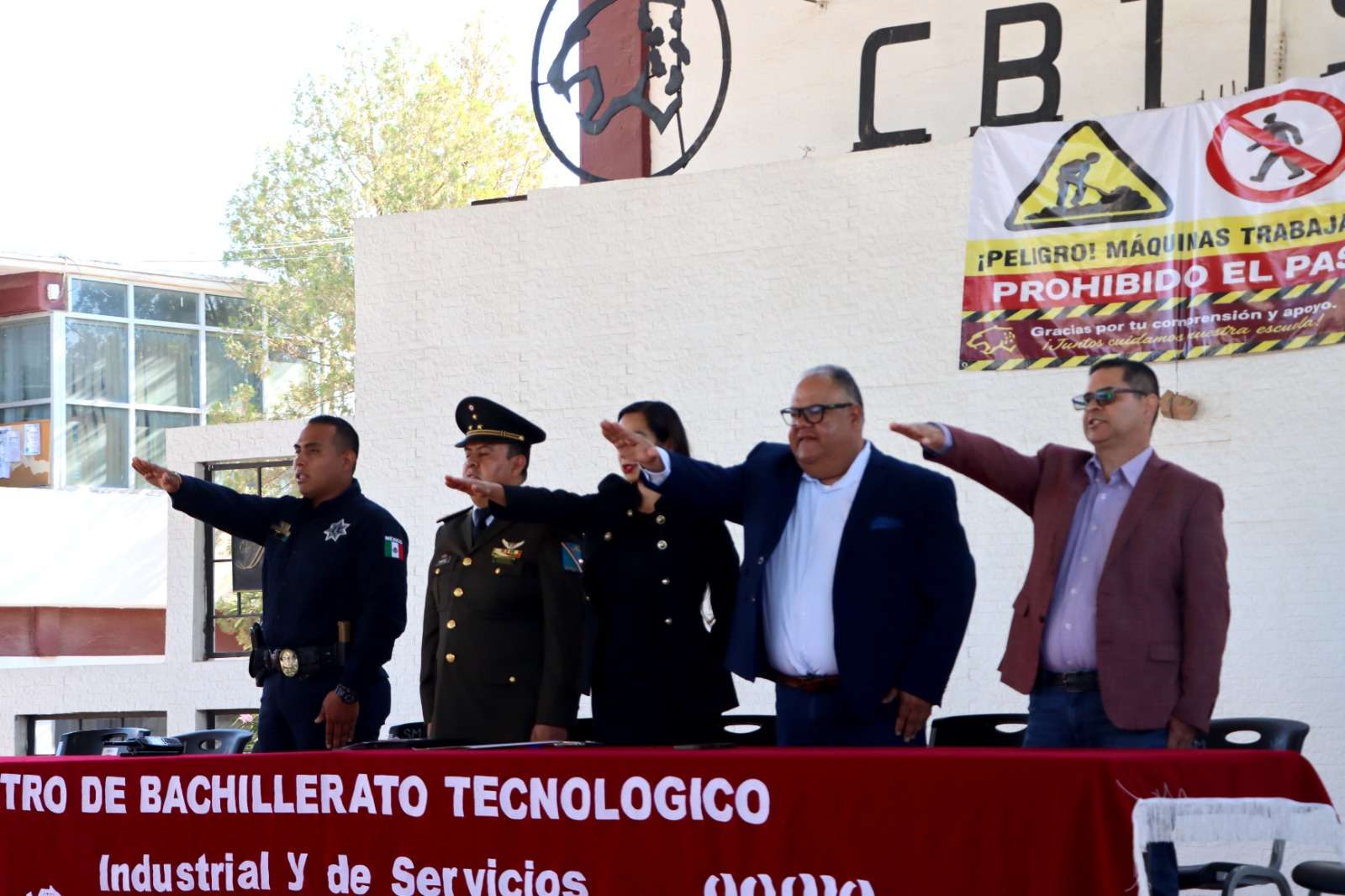 Entrega Gobernación Bandera Nacional a escolta del CBTIS 128