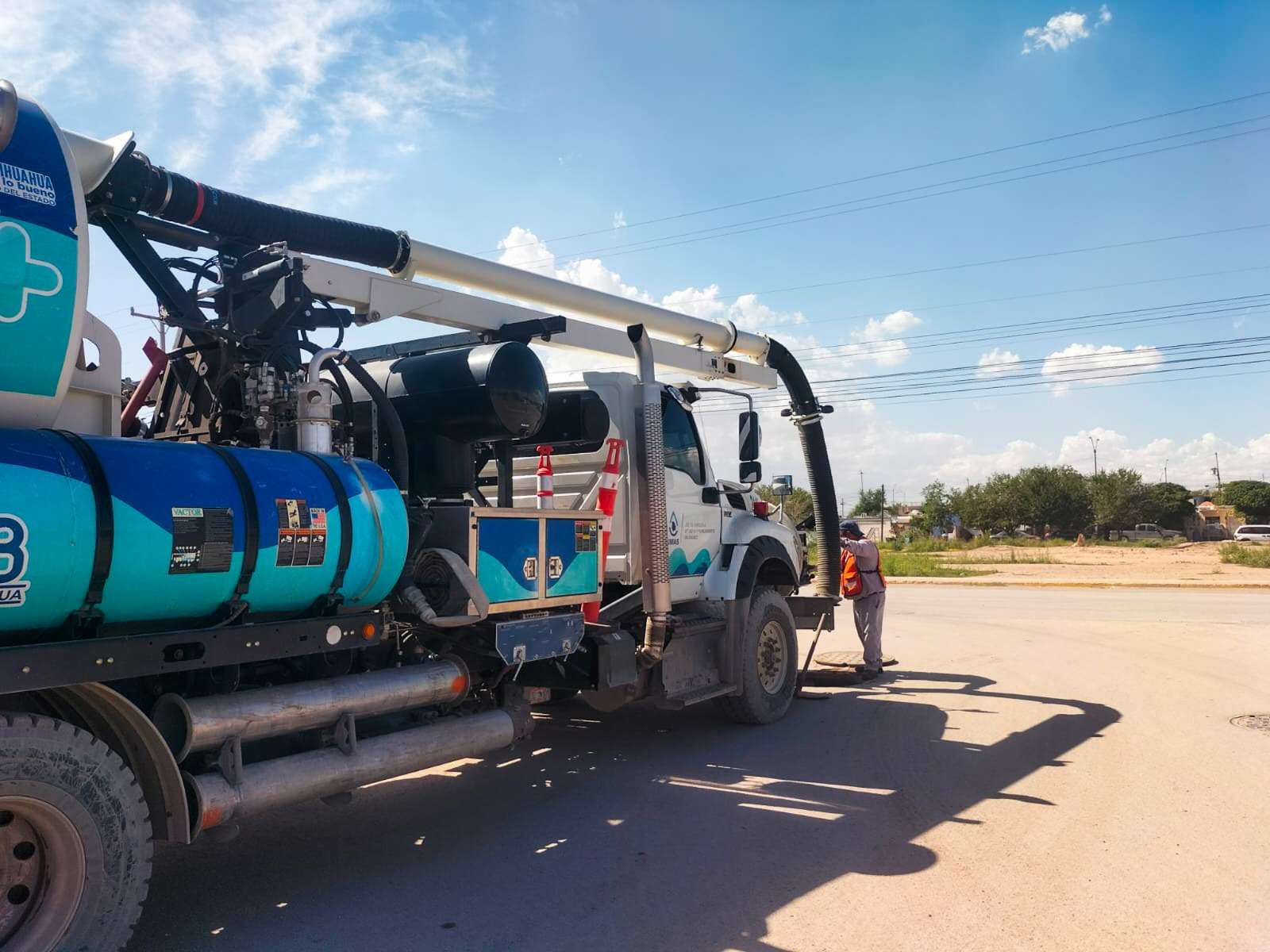 Realiza limpieza de drenaje sanitario en Juárez Porvenir