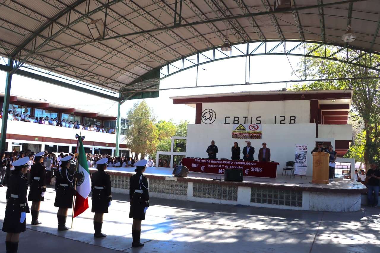Entrega Gobernación Bandera Nacional a escolta del CBTIS 128