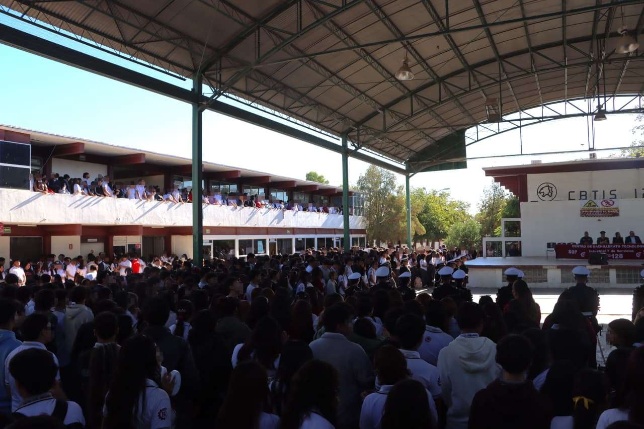 Entrega Gobernación Bandera Nacional a escolta del CBTIS 128