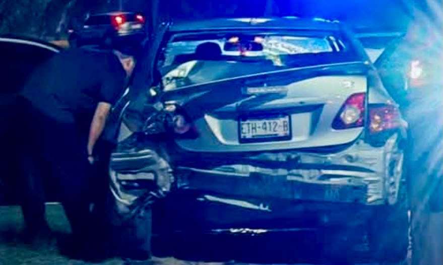 Choca contra poste en la carretera a Aldama 