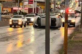 Impacta contra auto y vuelca en la José Maria Iglesias 