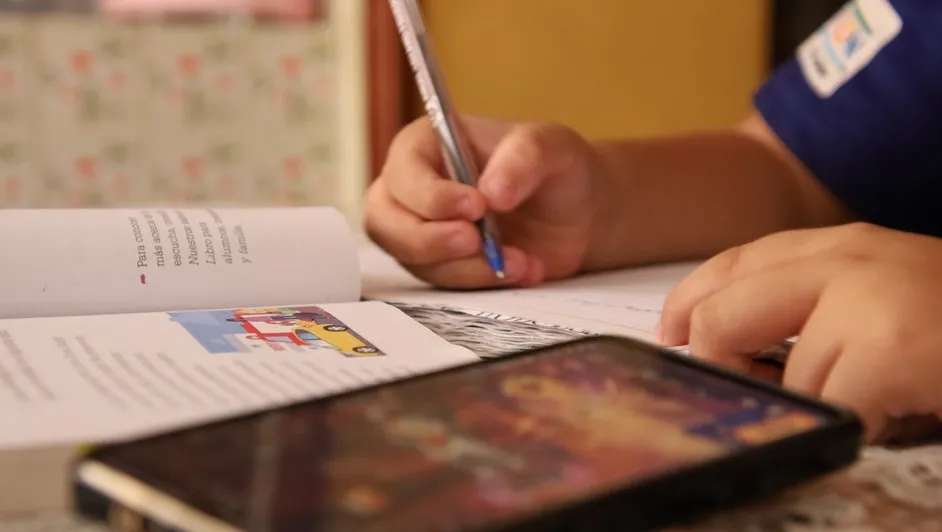 Oficializa SEP en el DOF restricción de celulares en escuelas