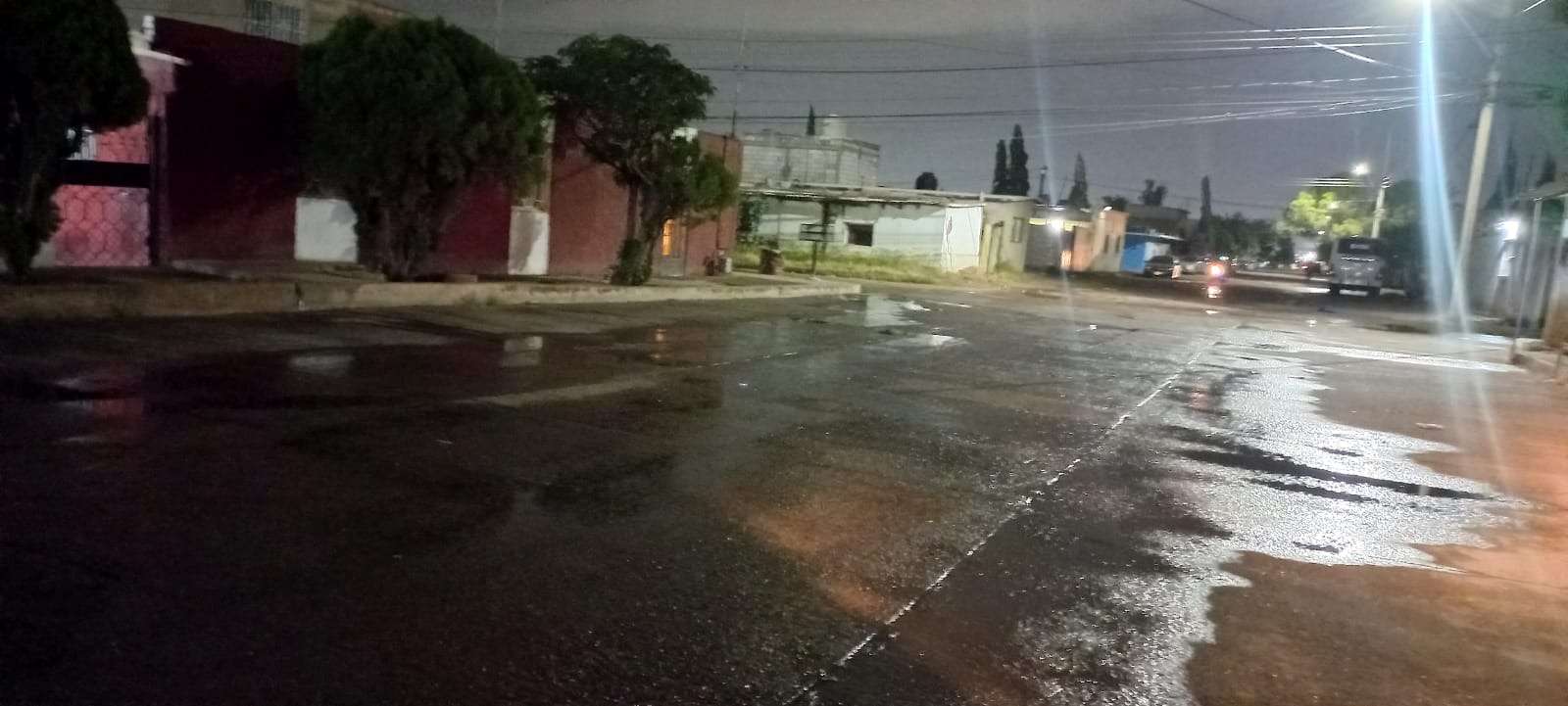 Refresca lluvia la ciudad; piden extremar precauciones 