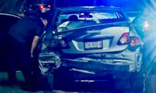 Choca contra poste en la carretera a Aldama 
