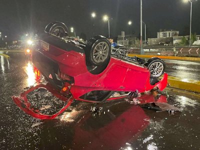 Vuelca al perder el control en la avenida Los Nogales