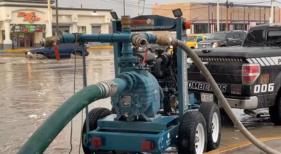 Desaguan acumulación de agua en cruce de la carretera Juárez-Porvenir