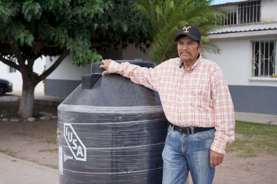Entregan tinacos y calentadores solares a familias de zona rural 