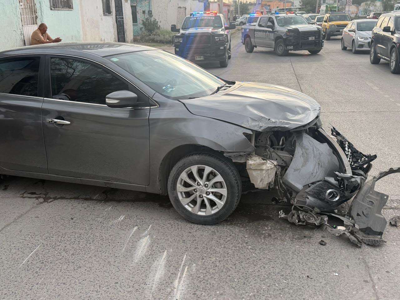 Provoca choque volcadura en cruce de Municipio Libre y Melchor Muzquiz