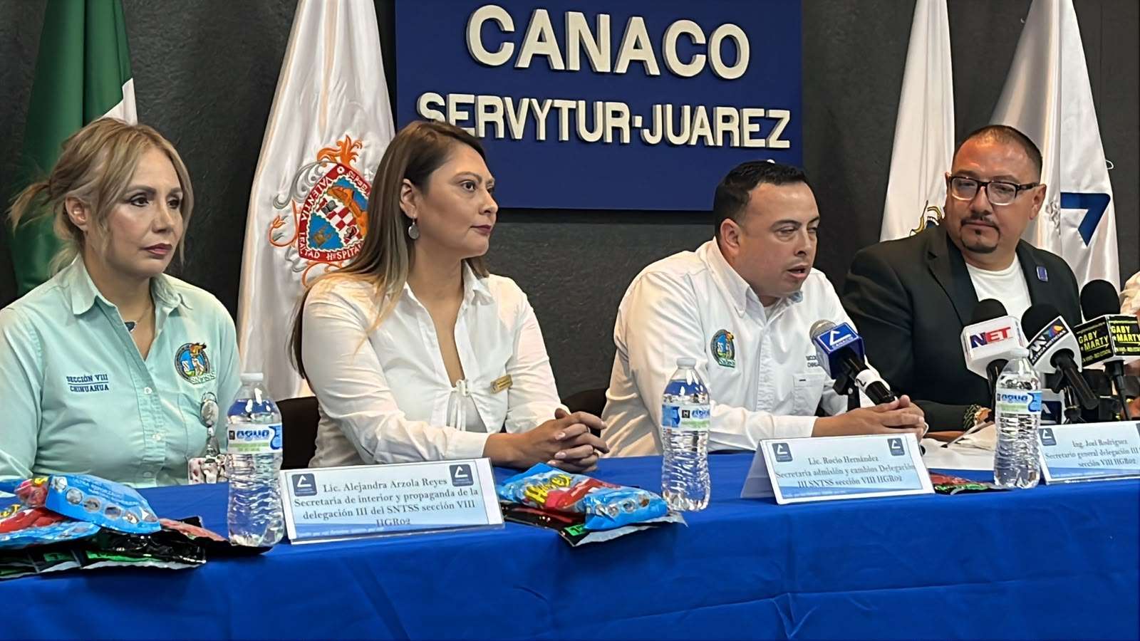 Dona Canaco mil 200 pares de guantes para personal del IMSS