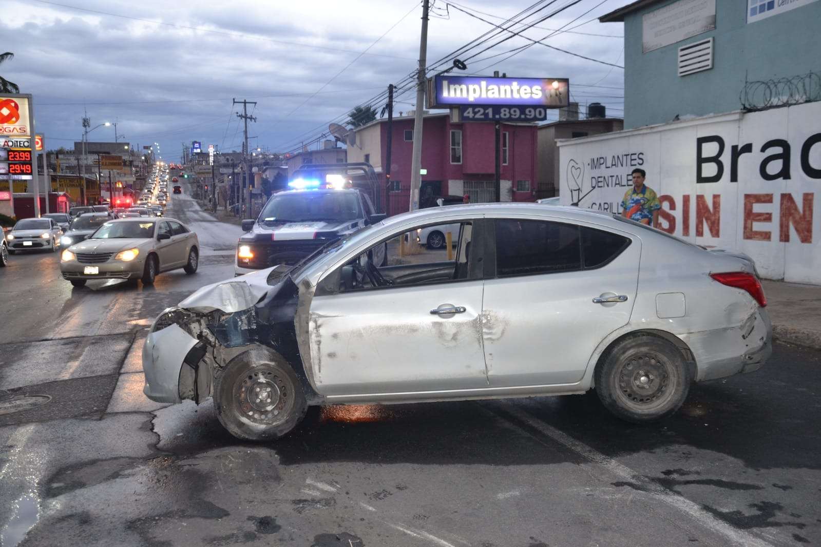 Impacta contra auto y vuelca en la José Maria Iglesias 