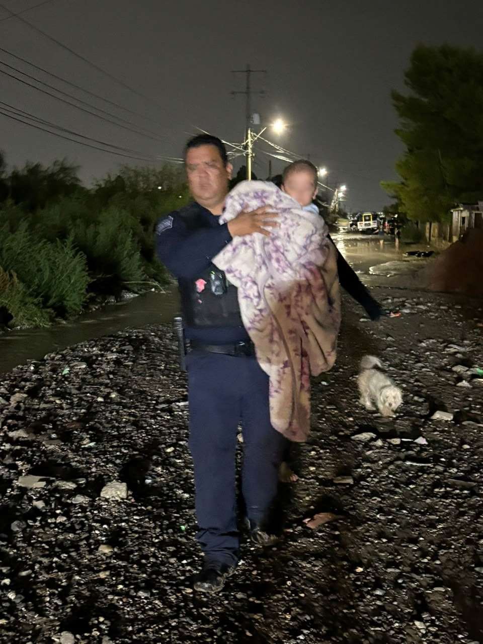 Ponen a salvo a familia atrapada en inundación en El Sauzal 