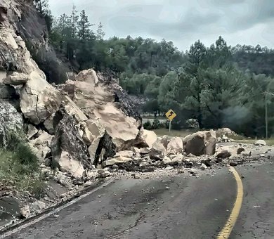 Retiran derrumbes y reparan carreteras afectadas por las lluvias 