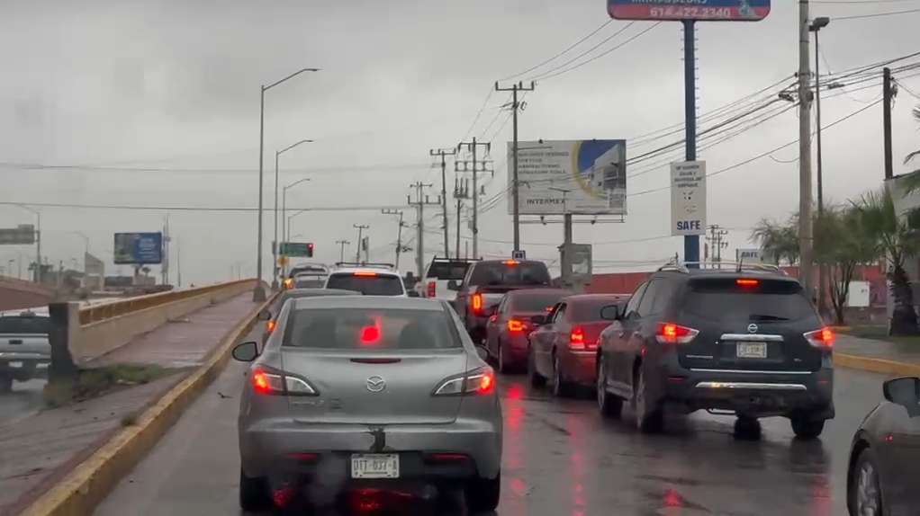 Generan lluvias tráfico lento en el Periférico de la Juventud