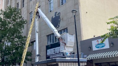 Dan mantenimiento a lámparas de Plaza de Armas 
