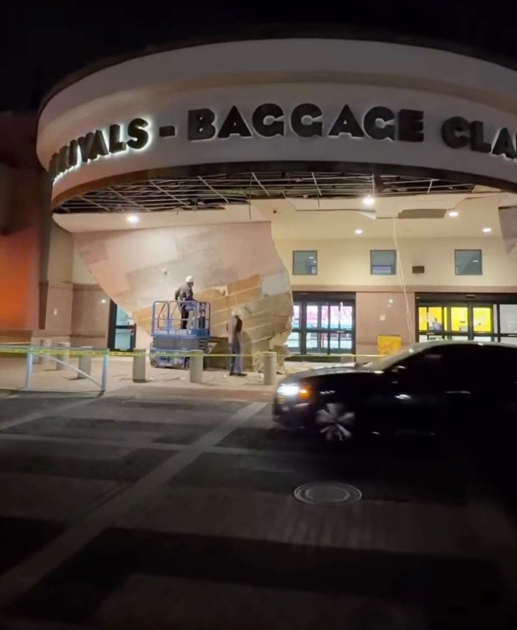 Colapsa techo del Aeropuerto Internacional de El Paso tras fuertes lluvias