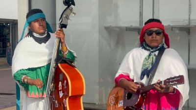 Ameniza Trío Rarámuri el centro de Chihuahua con música tradicional