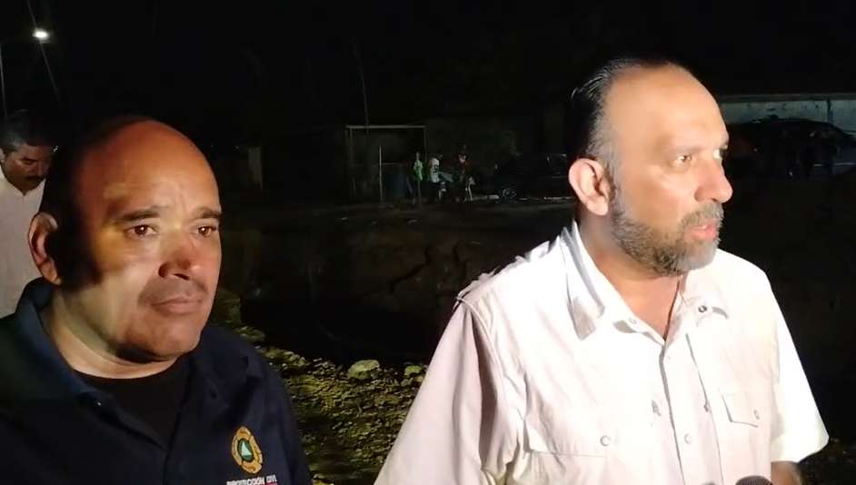 Colapsa calle de terracería y evacuan a familias por lluvias en Águilas de Zaragoza