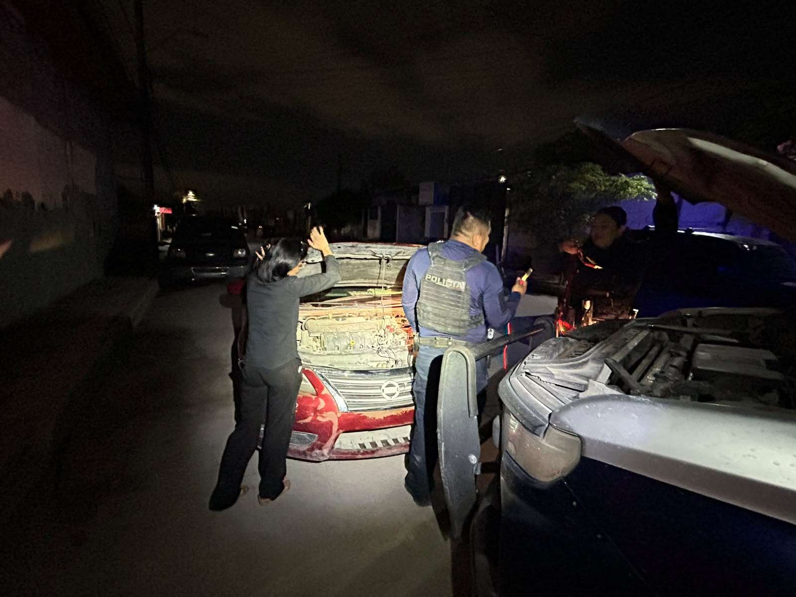 Ayudan policías a mujer y su bebé de 11 meses por las lluvias 