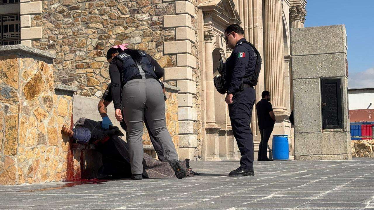 Encuentran hombre muerto a un lado de Catedral