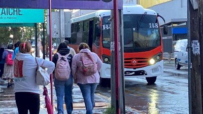Sacan paraguas y chamarras chihuahuenses ante lluvia matutina