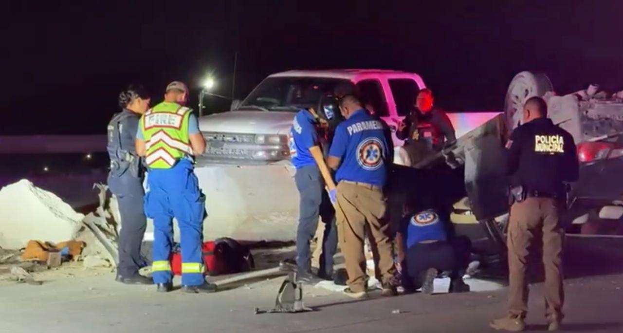 Balean a dos y se vuelcan en el Camino Real