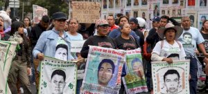 Recuerdan a padres que murieron sin hallar a los 43