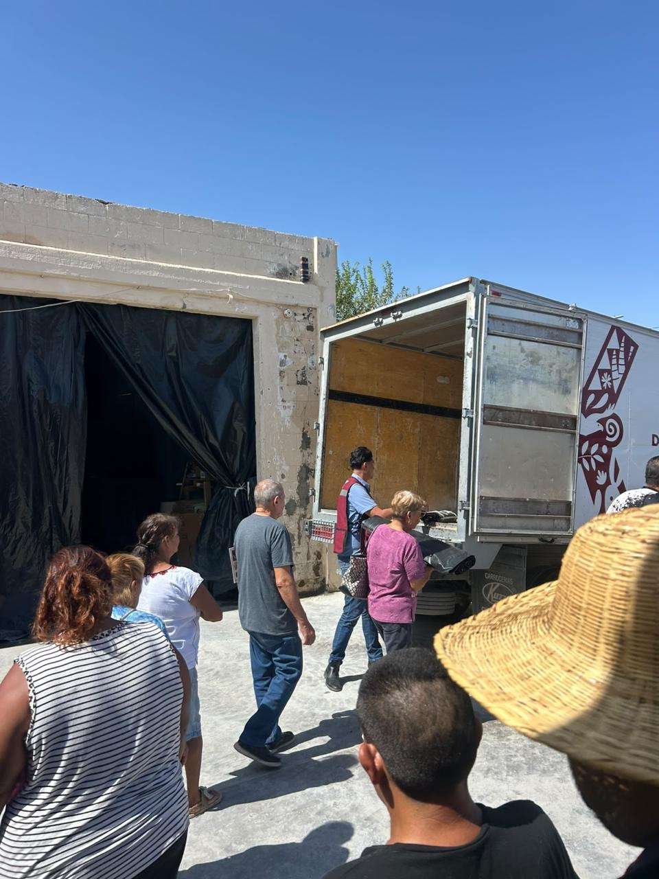 Entrega Desarrollo Social mil 442 hules por lluvias