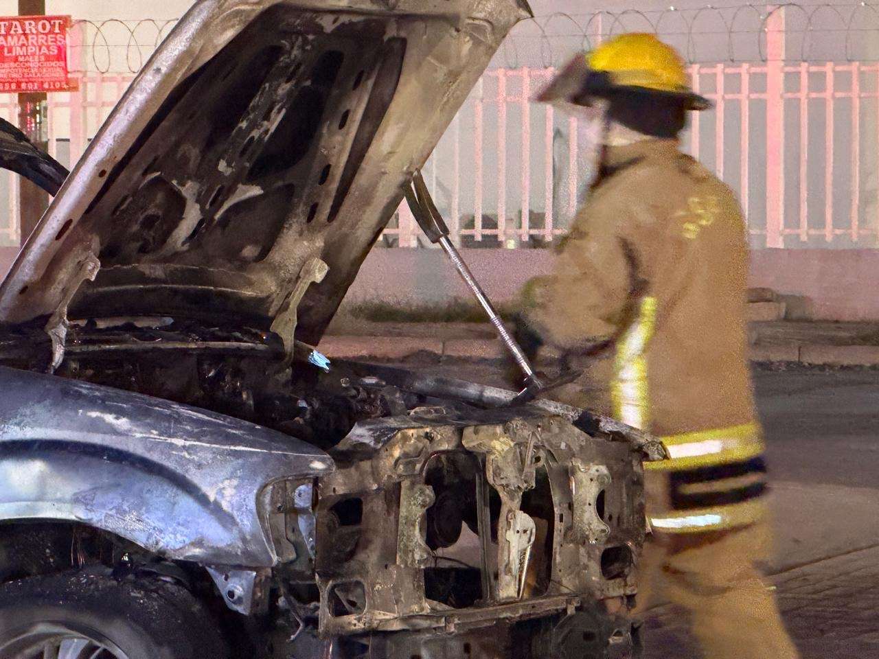 Se incendia camioneta por falla mecánica en la Ramón Rayón