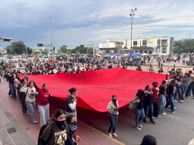 Marchan a 12 años de la desaparición de los 43 estudiantes de Ayotzinapa