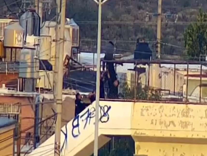 Auxilian policías a mujer en puente del periférico R. Almada