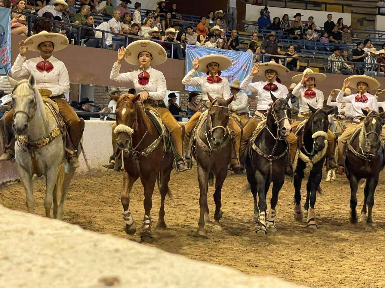 Inaugura con éxito la Charreada bajo la Luna