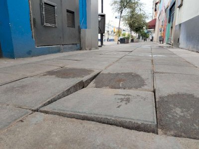 Exigen reparar fracturas y hundimientos en adoquines de la Juárez