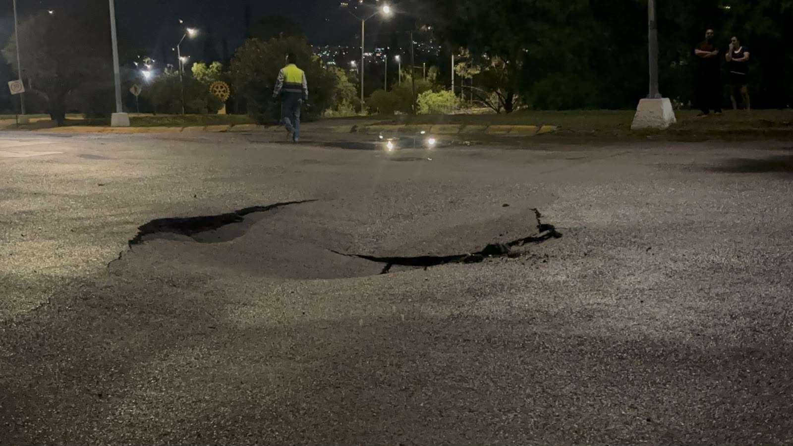 Abren lluvias enorme socavón en la Ramírez Calderon y Mirador