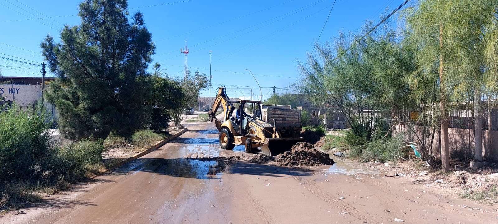 Despliegan maquinaria y personal en zonas afectadas por lluvias