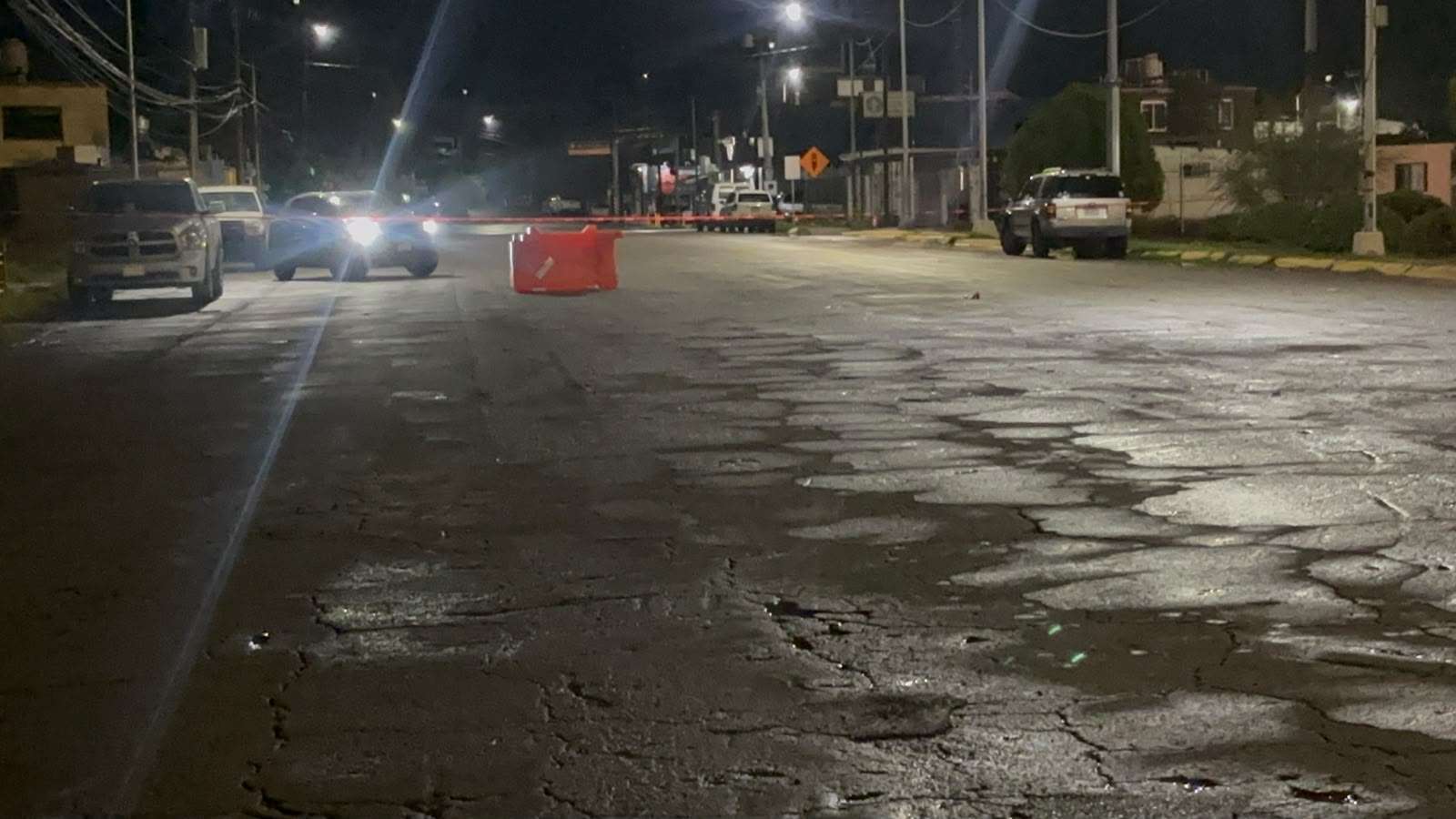 Abren lluvias enorme socavón en la Ramírez Calderon y Mirador