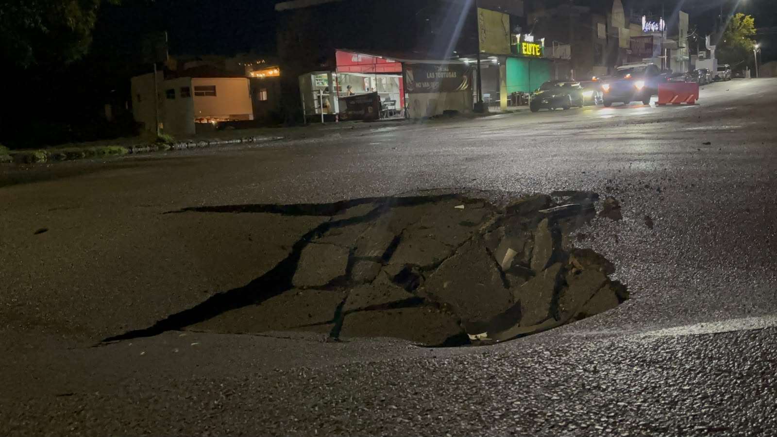 Abren lluvias enorme socavón en la Ramírez Calderon y Mirador